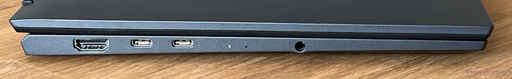 Sol: HDMI 2.1, Thunderbolt 4 ile 2x USB-C 4.0 (40 GBit/s, DisplayPort ALT modu, Power Delivery 3.0), 3,5 mm ses