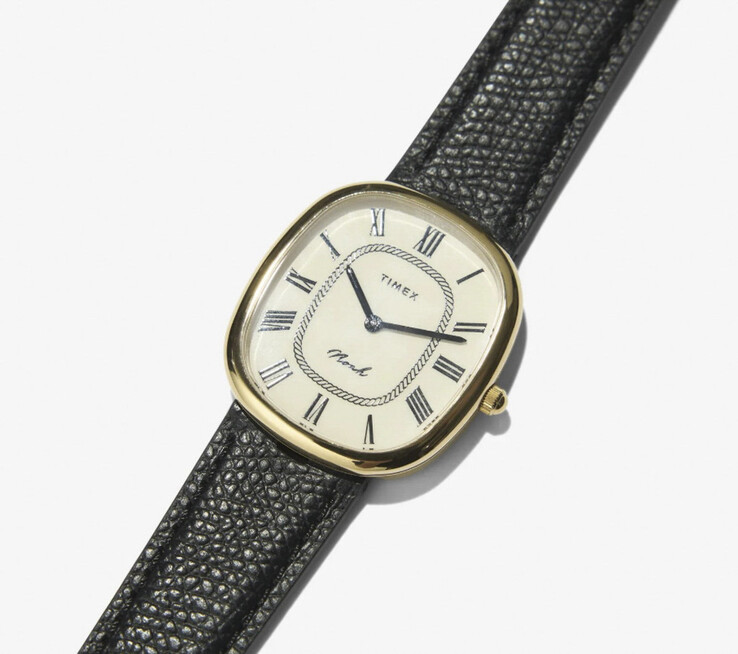 Altın tonlu Noah × Timex Boatswain’in, Romen rakamlı kadranını ve halat desenli iç halkasını gösteren yakın çekimi.