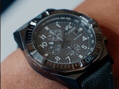 Koyu gri kadranlı Citizen Nighthawk CA0897-04H modelinin yakın çekim fotoğrafı.