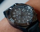 Koyu gri kadranlı Citizen Nighthawk CA0897-04H modelinin yakın çekim fotoğrafı.