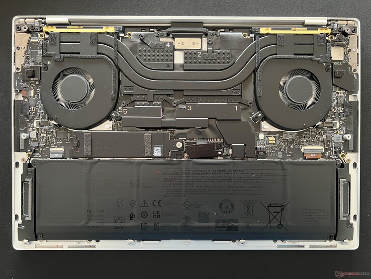 Karşılaştırma için Dell XPS 14. RTX 4050 grafiklerle yapılandırıldığında soğutma çözümü biraz değişir
