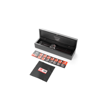 Kutuda Seiko Supercars iğnesi, markalı bir temizleme bezi ve ayrı ayrı numaralandırılmış bir sertifika bulunur