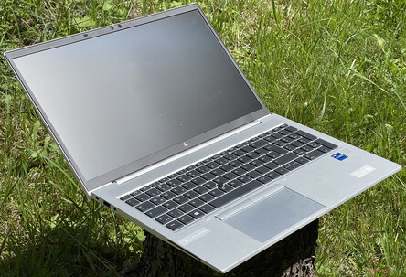 EliteBook 850 G8 - SureView etkinken güneşli bir günde dış mekan kullanımı (yandan görünüm)