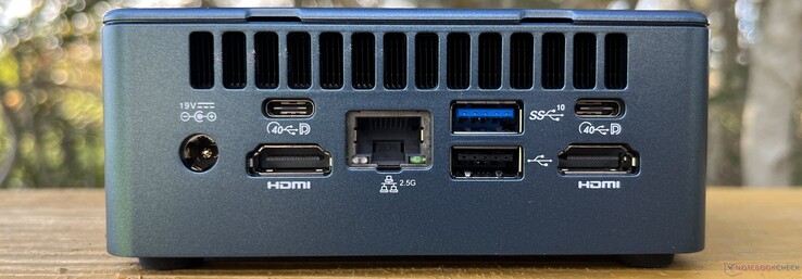 Arka kısım: DC girişi, 2x USB4 (40 Gbps, DisplayPort), 2x HDMI 2.0, Ethernet (2,5 G), 1x USB-A 3.2 Gen 2 (10 Gbps), USB-A 2.0