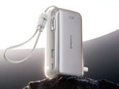 SuperCharge Pro 3'ü 1 arada, biri entegre diğeri çıkarılabilir olmak üzere iki kabloyla birlikte geliyor. Resimde: güç bankasının tanıtım görüntüsü. 