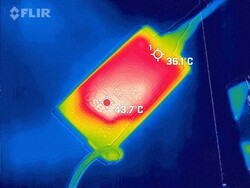 Güç kaynağı yük altında 43,7 °C'ye (110,6 °F) kadar ulaşır.