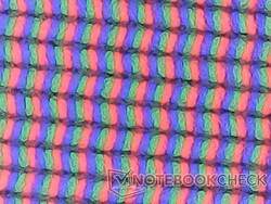 RGB alt piksel dizisi. Grenlilik minimum düzeydedir ancak çok yakından bakıldığında fark edilebilir