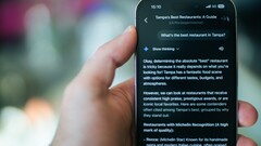 Gemini kullanarak restoran bulmak için telefonunu kullanan bir kişi