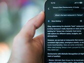 Gemini kullanarak restoran bulmak için telefonunu kullanan bir kişi