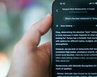 Gemini kullanarak restoran bulmak için telefonunu kullanan bir kişi