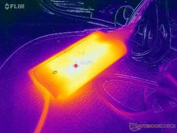 AC adaptörü zorlu yükleri çalıştırırken 41 C'nin üzerine ulaşır