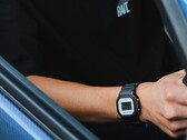 Casio G-Shock DW5600TT25-1 x Toyo Tires saatini takan kişi, arabanın içinde otururken.
