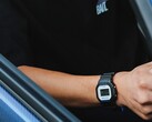 Casio G-Shock DW5600TT25-1 x Toyo Tires saatini takan kişi, arabanın içinde otururken.