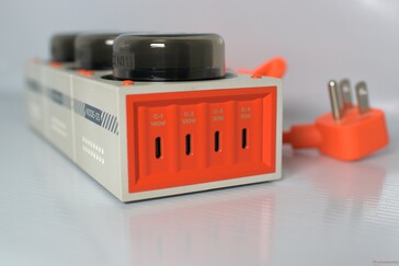 2 USB-C bağlantı noktası 140W ve 100W, diğer ikisi ise 30W çıkış için derecelendirilmiştir.