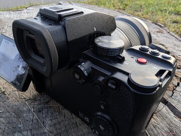 Çok sayıda düğme ve kadran: Lumix S5-II