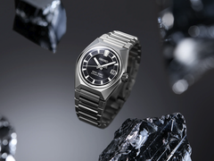 Stilize bir arka plana sahip King Seiko HKF003.