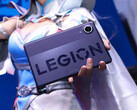 Legion Y700 Infinite, hafif ve ince bir tablet olacak. Resimde: bir cosplayer'ın tableti elinde tuttuğu bir fotoğraf.