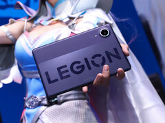 Legion Y700 Infinite, hafif ve ince bir tablet olacak. Resimde: bir cosplayer'ın tableti elinde tuttuğu bir fotoğraf.