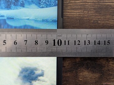 Uygun fiyatlı bir model için dar yan çerçeveler