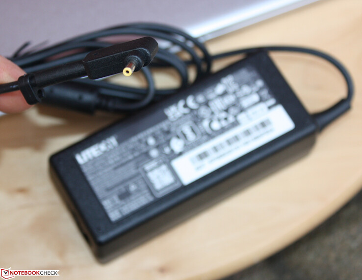 65 watt'lık güç adaptörü, USB Type-C ile değil, yuvarlak ağızlı bir kablo ile birlikte gelir.