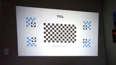 TCL C1, bir kalibrasyon ızgarası kullanarak yansıtılan görüntüyü otomatik olarak kareler. (Resim kaynağı: Notebookcheck)