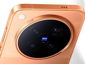 Vivo X500 Pro Max, resmi basın görsellerinde ilk kez boy gösterirken, bir içerik üreticisi de cihazın Zeiss kamerasıyla çekilmiş etkileyici video görüntülerini paylaşıyor.