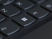 Windows tuşunun bulunduğu bir bilgisayar klavyesinin yakın çekimi