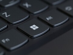 Windows tuşunun bulunduğu bir bilgisayar klavyesinin yakın çekimi