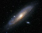 Andromeda Galaxy ve uydu gökadalarını gösteren bir görüntü.