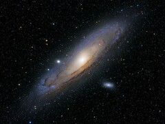 Andromeda Galaxy ve uydu gökadalarını gösteren bir görüntü.