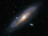Andromeda Galaxy ve uydu gökadalarını gösteren bir görüntü.