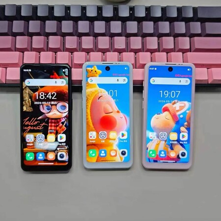 Bluefox Aura A1 ön ekranı, delikli kamera ve beyaz/siyah çerçevelerle