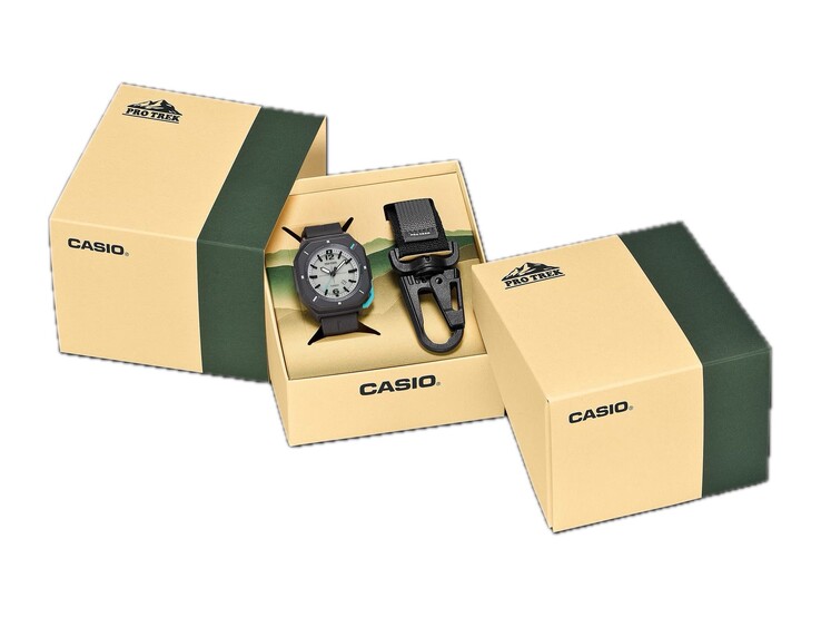 Casio Pro Trek PRJ-01AE-8 ambalajı, açık bir kutunun içindeki saati ve karabina aparatını göstermektedir.