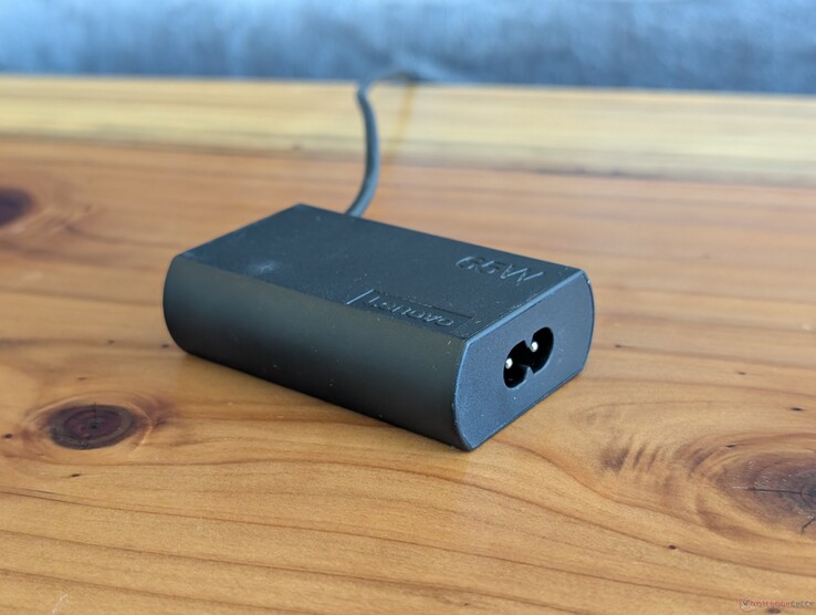 Lenovo ThinkPad X1 2-in-1 11. Nesil ile birlikte gelen 65 W USB-C şarj adaptörü. USB-C kablosu adaptörün diğer ucuna entegre edilmiş olsa da, prize takmak için ikinci bir güç kablosu gerektiğine dikkat edin.
