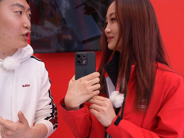 Canlı etkinlikten telefonun arka yüzünü gösteren bir ekran görüntüsü