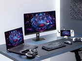 Asus XG27UCMG oyun monitörü ve çeşitli Asus elektronik ürünleri
