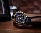 Ahşap bir stand üzerinde duran Citizen Exceed "Mid-Autumn Moon" Sınırlı Sürüm, siyah sedef kadran, analog ay evresi göstergesi ve siyah timsah derisi kayışa sahiptir.