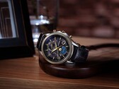Ahşap bir stand üzerinde duran Citizen Exceed "Mid-Autumn Moon" Sınırlı Sürüm, siyah sedef kadran, analog ay evresi göstergesi ve siyah timsah derisi kayışa sahiptir.