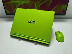 Surge Green rengindeki Lenovo LOQ 15, gözden kaçması zor bir model