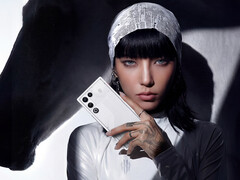 RedMagic 11 Air'in Snapdragon 8 Elite tarafından desteklendiği doğrulandı. Resimde: Stardust White renkli modeli tutan bir kadın. (Resim kaynağı: RedMagic - düzenlenmiştir)