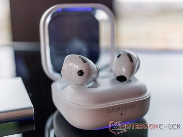 Galaxy Buds 4, yeniden tasarlanmış bir şarj kutusuna sahiptir ancak şeffaf kapağını korumaktadır.