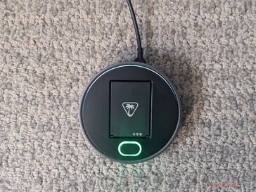 Turtle Beach Stealth Pro II kablosuz verici gösterilmektedir