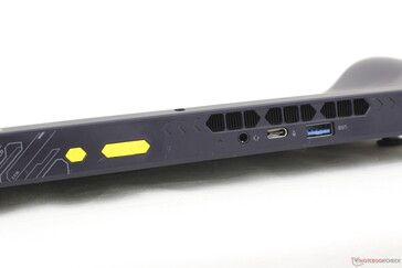 Üst: Güç düğmesi, Ses düğmeleri, 3,5 mm kulaklık, USB-C 4, USB-A 3.0