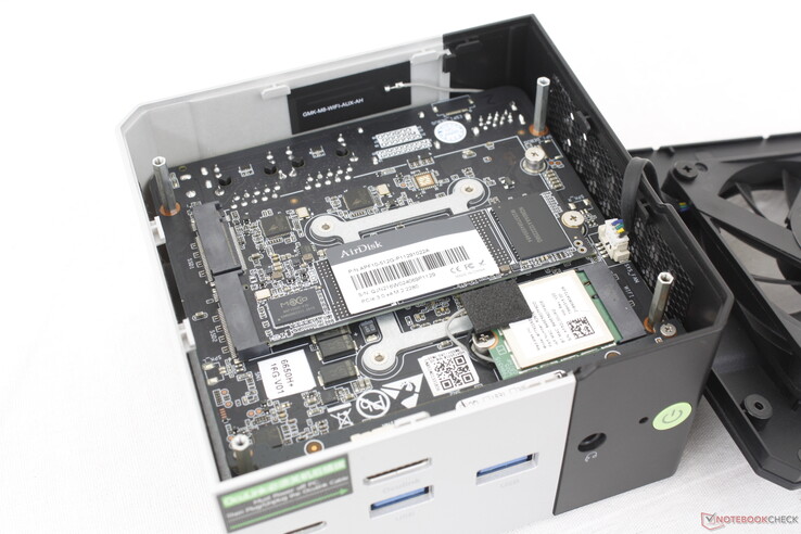 İki adede kadar M.2 2280 SSD desteklenmektedir. Isı dağıtıcıları olmasa da, soğutma için doğrudan üzerlerinde bir fan bulunur