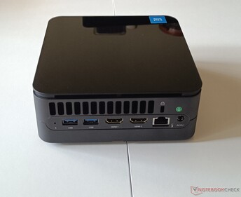 Arka: 2x USB-A 3.2 Gen 1, 2x HDMI 2.1, 2.5 GbE jakı, Kensington kilidi, güç bağlantı noktası
