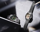 Yeşil kadranlı Seiko 5 Sports Field GMT HDB001 ve krem rengi kadranlı HDB002 modelleri, paslanmaz çelikten beş halkalı bileziklerle yan yana sergileniyor; her ikisi de sabit 24 saatlik çerçeveye ve turuncu GMT ibresine sahip.