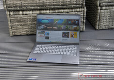 Gölgede açık havada kullanılan Lenovo ThinkBook 14x