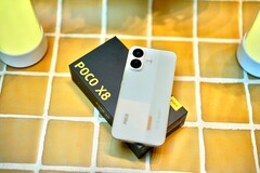 Xiaomi Poco X8 uzun süre dayanır, sağlamdır ve sudan da etkilenmez.