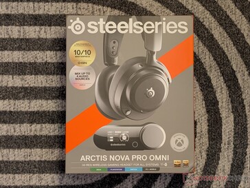 Arctis Nova Pro Omni kulaklık için perakende satış kutusu.