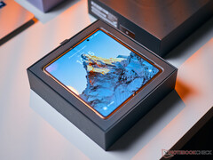 Honor Magic V6, eğik açılardan bakıldığında iç ekran kıvrımını tamamen gizleyemiyor.